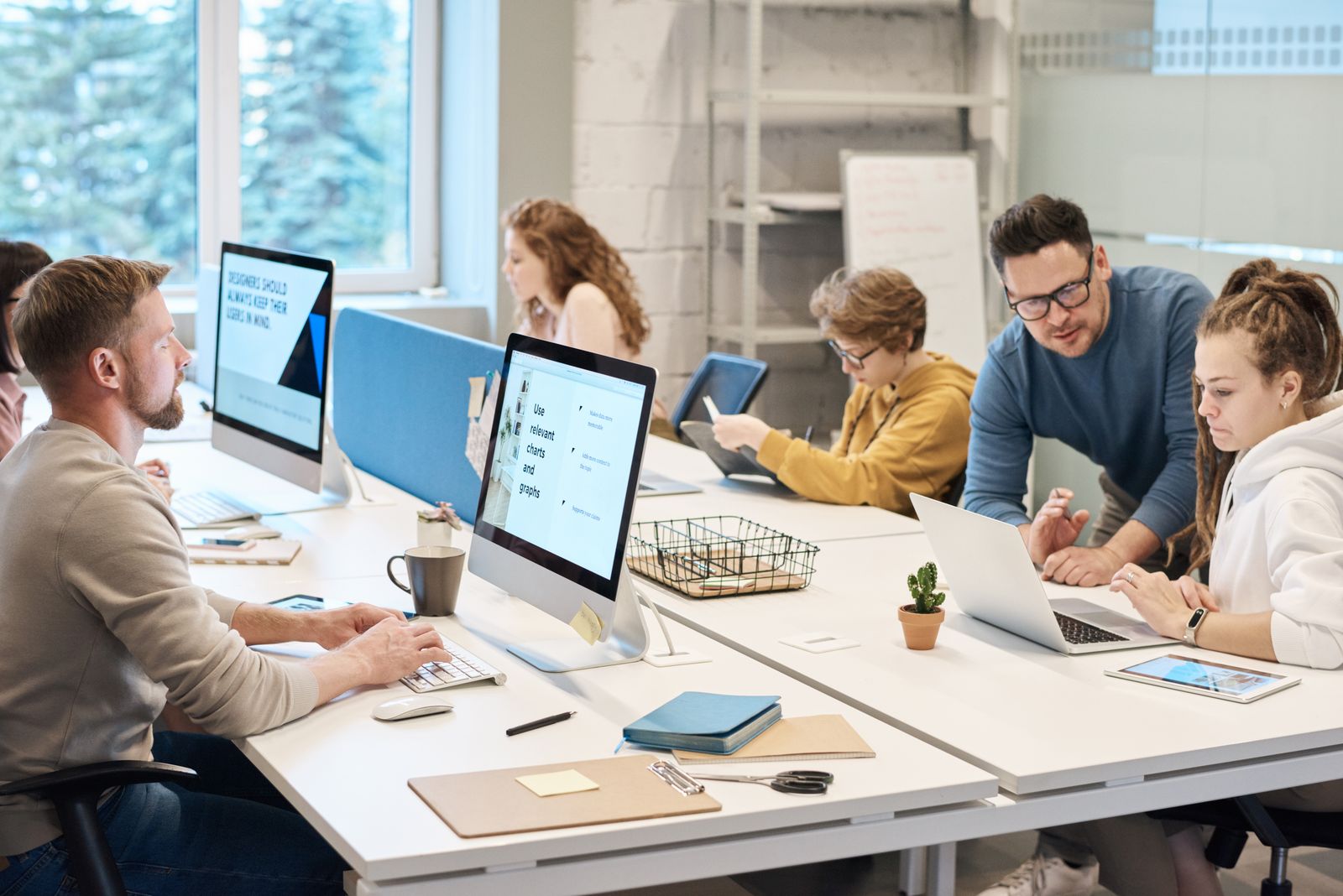 Equipe de tecnologia trabalhando em conjunto em uma solução digital